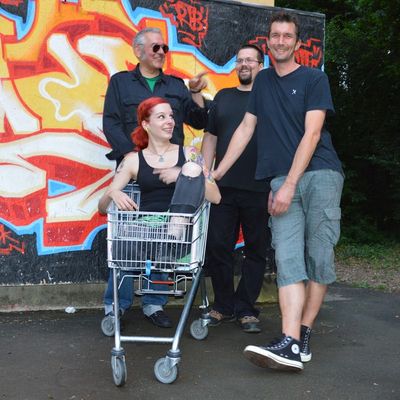 BANDFOTOS AUSSERHALB DER BASTIILE REUTLINGEN 2013